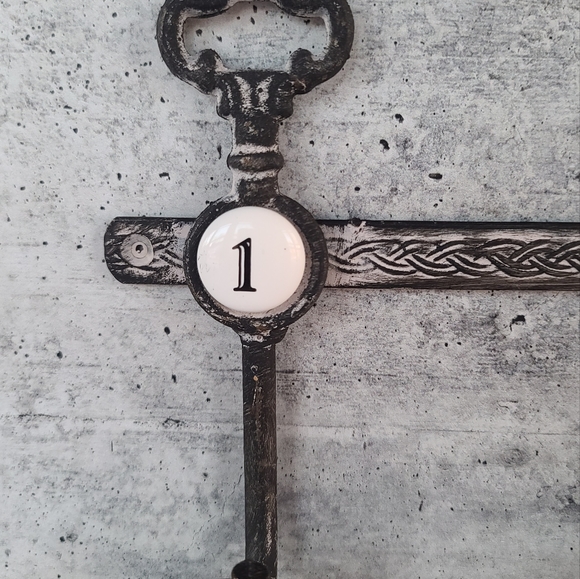 Ornate 3 Hook Wall Mount - Picture 2 of 10